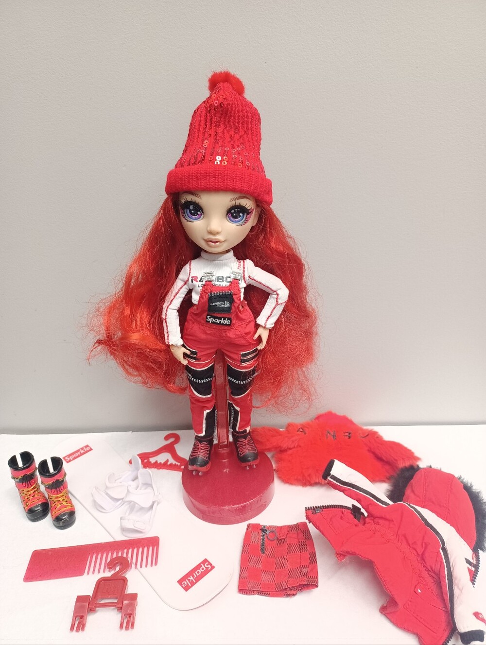 2019 RAINBOW HIGH MGA Winter Break Ruby Anderson Snowboard Doll Toy Collectible